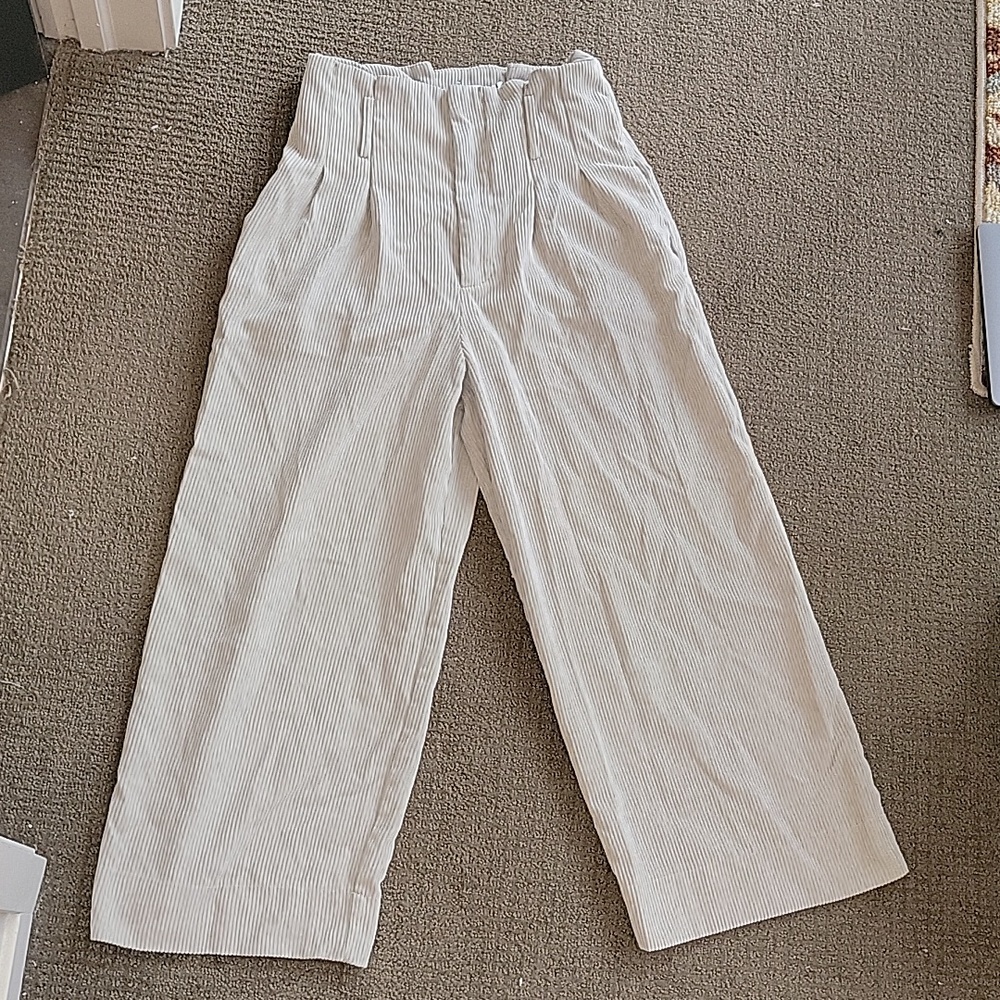 Cream High-waisted corduroy Cropped Wide-Leg Trousers.